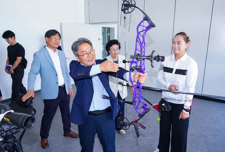 광주시청 양궁팀 선수의 컴파운드 활 시위를 당겨보고 있는 강기정 시장 ⓒ광주광역시