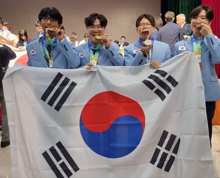 광주과학고 안지후 학생 개인·다국적 팀별 부문 등서 메달 획득(왼쪽 두번째)