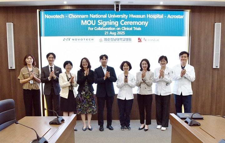 ▲화순전남대학교병원과 노보텍아시아코리아, 아크로스타가 업무협약을 체결한 가운데 참석자들이 기념 촬영하고 있다.