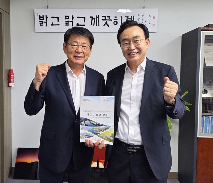 윤병태 시장(오른쪽)이 서삼석 더불어민주당 호남발전특별위원장에게 핵심 현안 사업을 설명하고 지원을 요청했다 ⓒ나주시