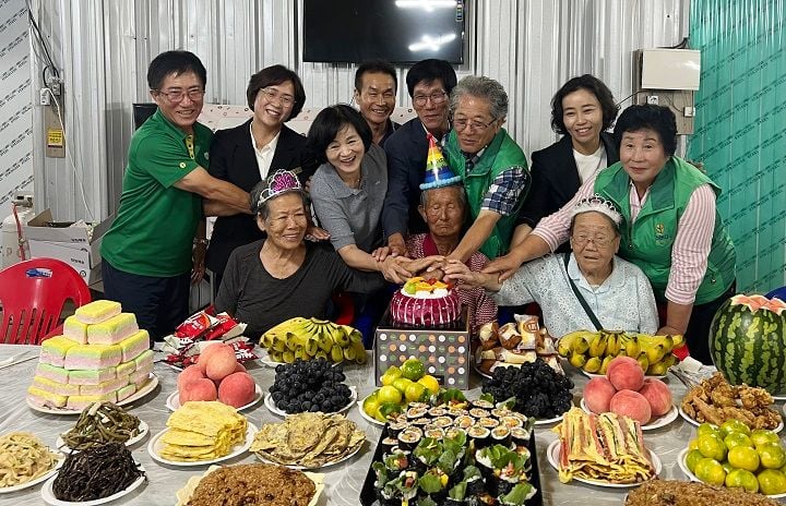▲새마을부녀회가 준비한 생신상 차리기 행사ⓒ강진군