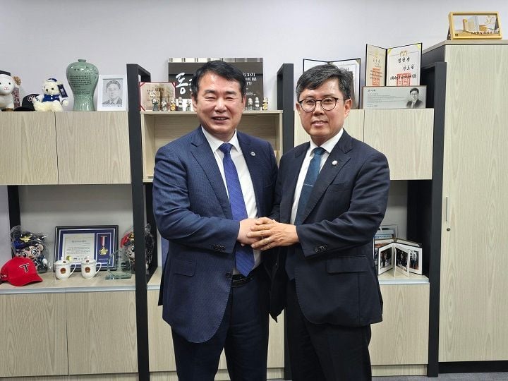 ▲이정선 광주시교육감은 27일 국회를 방문해 교육위원회 안도걸 의원을 만나 광주교육 현안에 대한 협조를 요청했다./광주시교육청 제공