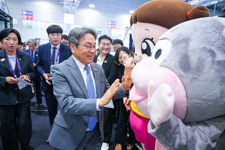 ▲강기정 시장이 '2025 광주 에이스 페어(ACE Fair)' 개막식에 참석해 전시부스를 관람하고 있다. ⓒ광주시