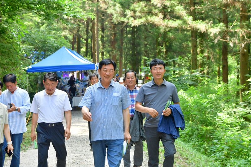 ▲공직자들과 함께 축령산 산림자원을 확인 중인 김한종 장성군수 ⓒ장성군
