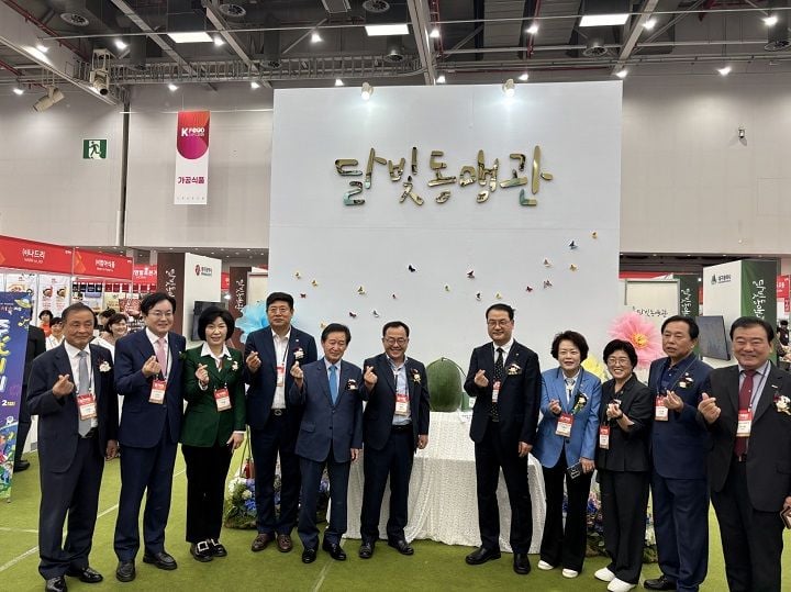 ▲김영문 문화경제부시장이 3일 대구전시컨벤션센터에서 열린 ‘2025 대구식품산업전’에 참가해 달빛동맹관을 살펴본 뒤 기념촬영을 하고있다 ⓒ광주시
