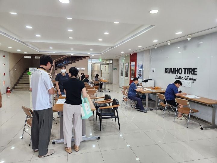 ▲금호광주공장 복지동 1층에 마련된 접수처에서 시민들이 보상 접수를 하고있다 ⓒ금호타이어