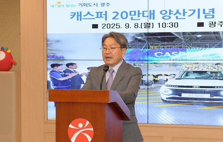 ▲강기정 시장이 8일 오전 시청 비즈니스룸에서 열린 광주글로벌모터스 캐스퍼 20만대 양산 기념 근무유공자 표창식에 참석해 축하인사를 하고 있다 ⓒ광주시