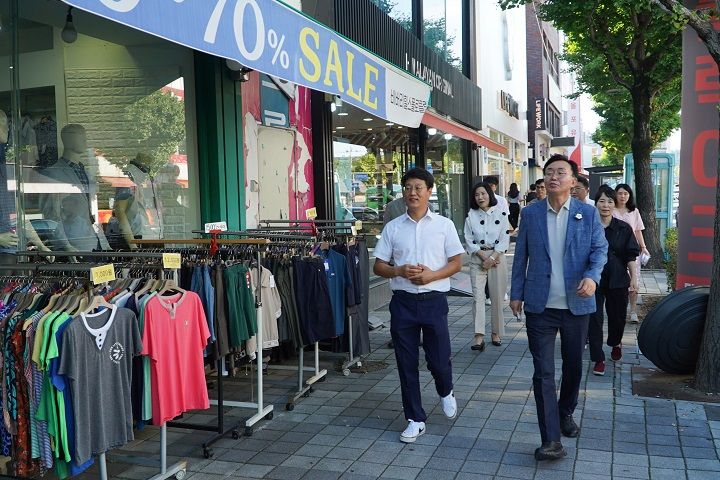 ▲지난해 8월 윤병태 시장이 중앙로 상가 일대 소비 촉진 활동에 나선 모습ⓒ나주시