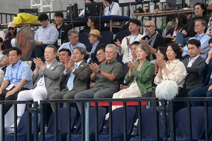 ▲강기정 시장이 12일 문재인 전 대통령, 김정숙 여사와 함께 5·18민주광장 특설경기장에서 열린 '광주 2025 현대세계양궁선수권대회' 리커브 여자 개인전을 관람하고 있다.ⓒ광주시 
