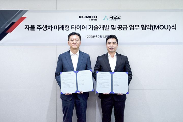 금호타이어 정일택 사장(왼쪽)과 에이투지 한지형 대표 상호협력 양해각서 체결 ⓒ금호타이어