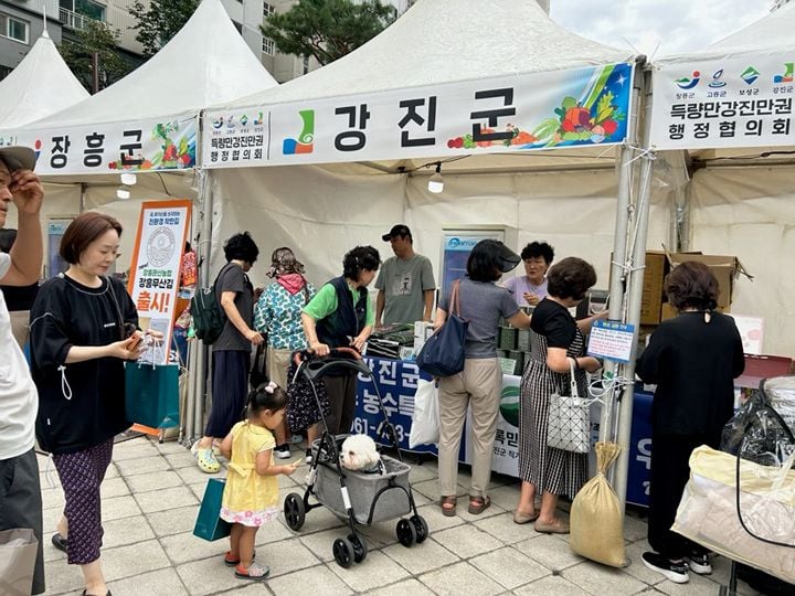 서울 강남 도곡렉슬아파트 내에서 열린 직거래장터  ⓒ강진군
