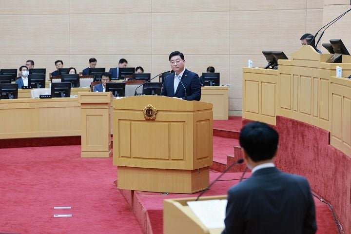 ▲리박스쿨 사태와 관련 전남교육청의 무책임을 질타하는 신민호 도의원