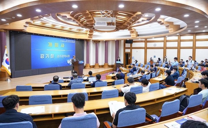  ▲강기정 광주시장이 서울 여의도 국회의원회관 제1소회의실에서 열린 'AI모빌리티 신도시 구상 국회 정책토론회'에 참석해 축사를 하고 있다광주시 