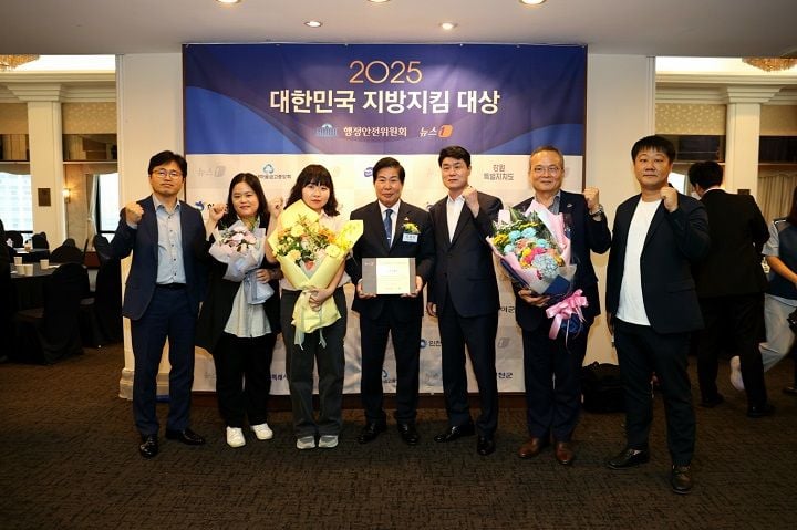  ▲공영민 군수(왼쪽 4번째)가 24일 서울 한국프레스센터에서 열린 ‘2025 대한민국 지방지킴대상’ 시상식에서 고흥군이 인프라 개선부문 대상을 수상한 후 직원들과 기념사진을 찍고 있다ⓒ고흥군