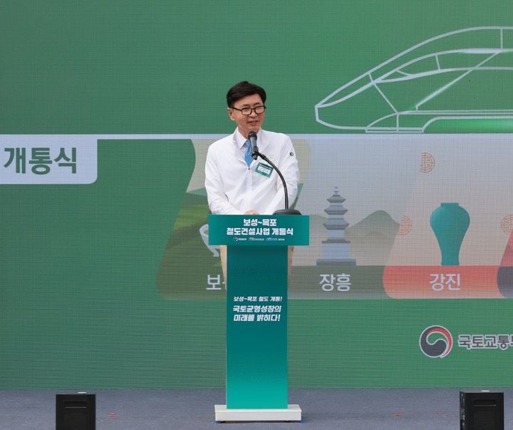 ▲신보성역에서 ‘보성~목포 철도건설사업 개통식’에서 김철우 보성군수가 축사를 하고 있다ⓒ보성군