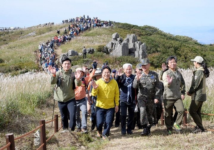 ▲강기정 광주광역시장이 지난 2023년 9월 23일 무등산 서석대 일원에서 열린 '무등산 정상 상시개방 개통식'에 참석해 시민들과 인왕봉으로 오르고 있다.ⓒ광주시