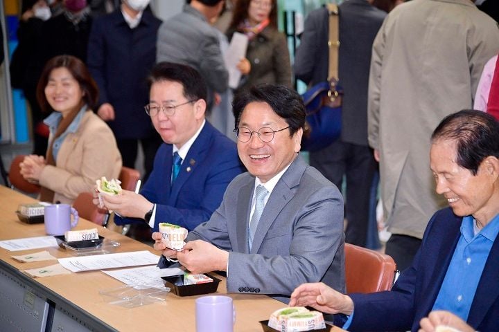 ▲강기정 시장이 지난 2023년 3월27일 광산구 하남근로자종합복지관 1층에 마련된 산단근로자 조식지원 '간편한 아침한끼' 개소식에 참석해 근로자들과 샌드위치를 먹으며 대화를 나누고 있다.  ⓒ광주시