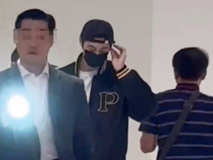ⓒ배우 변우석과 플래시를 비추는 경호원 (출처 : SNS)