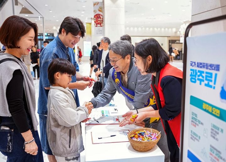 강기정 시장이 귀성객들에게 추석 명절 인사를 전하며 국가AI컴퓨팅센터 유치 캠페인을 벌이고 있다 ⓒ광주광역시