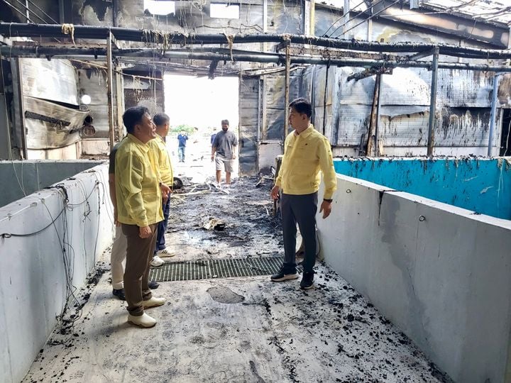 종묘배양장 화재 현장에서 피해 상황을 점검하고 있는 김철우 군수 ⓒ보성군