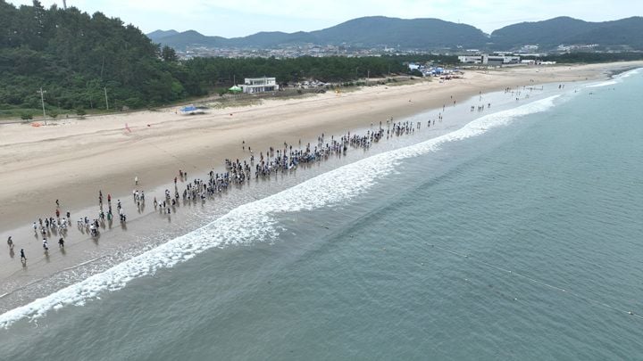 지난 7월 열린 2025 해양치유 전국 맨발 걷기 축제 ⓒ완도