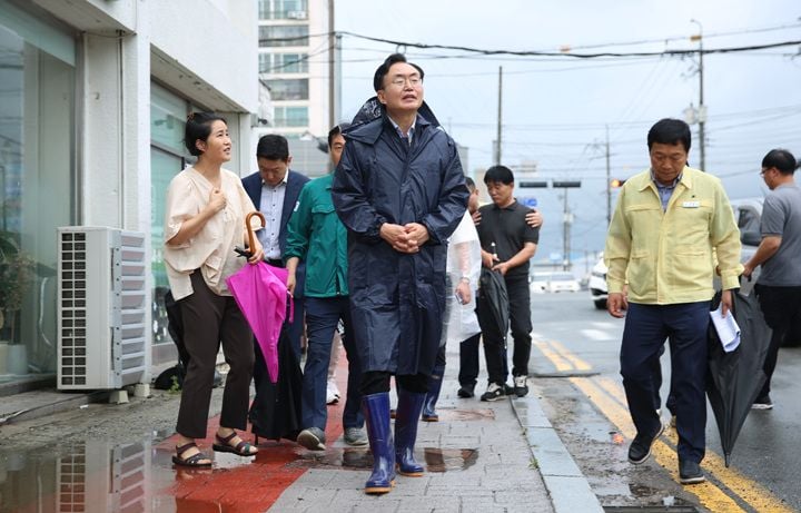 지난 7월 집중호우로 침수된 금천면 소재지 일원을 긴급 점검하고 있는 윤병태 시장 ⓒ나주시