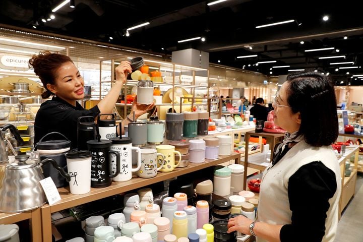 광주신세계 본관 8층 에피큐리언 매장에서 직원이 고객에게 서모스 보온도시락을 설명하고 있다 ⓒ광주신세계