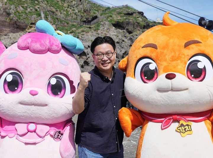 '강치 아일랜드'에 등장하는 캐릭터와 서경덕 교수 ⓒ서경덕 교수실 제공