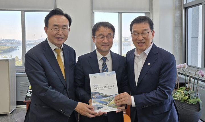 왼쪽부터) 윤병태 나주시장, 한병도 예산결산특별위원장, 신정훈 행정안전위원장 ⓒ나주시