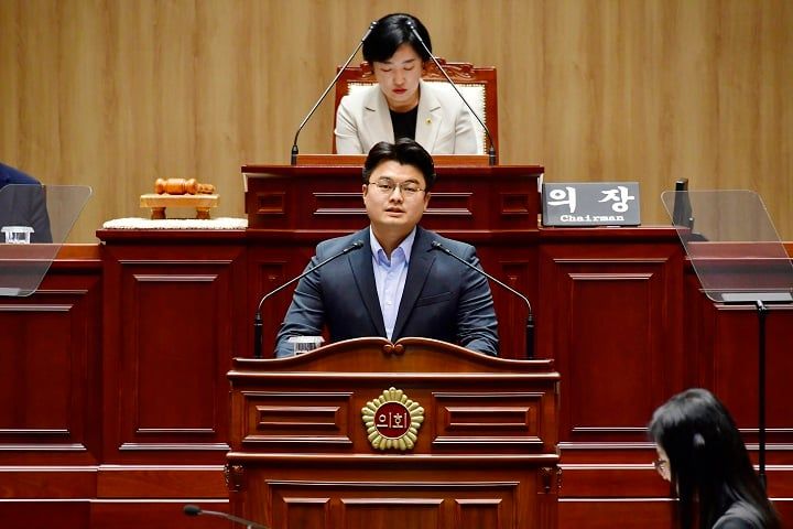 ▲서임석 광주시의원이 서창 감성조망대의 부실 시공과 조류충돌 위험, 접근성 결함을 지적하며 전면 재점검을 촉구했다. 광주시는 안전·환경 보완대책 마련에 나섰다.