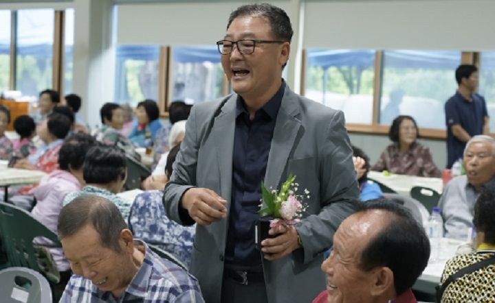 ▲담양군의회 최현동 산업건설위원장이 제29회 노인의날 기념 경로행사에 참석해 어르신들과 소통하고 지역 발전의 주역들에게 감사의 뜻을 전했다.