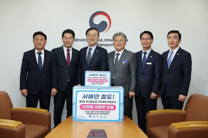 왼쪽부터 강임준 군산시장, 권익현 부안군수, 김윤덕 국토부 장관, 장셰일 영광군수, 심덕섭 고창군수, 강하춘 함평군부군수 ⓒ함평군