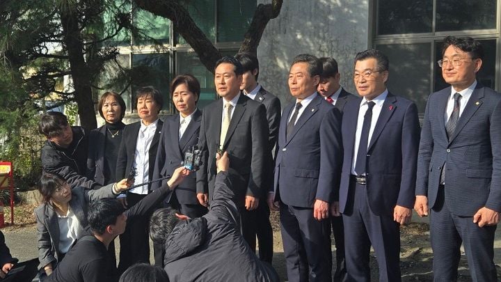 ▲장동혁 국민의힘 당대표가 광주 북구 임동 더현대광주 복합쇼핑몰 공사현장에 가진 기자들과의 인터뷰에서 '5.18참배를 막는 것은 오월정신에 위배된다'고 밝혔다ⓒ 국민의힘 광주시당