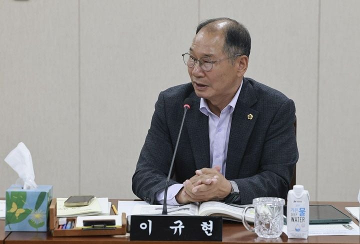 ▲이규현 의원이 전남바이오진흥원의 인건비 인상 미반영 문제를 지적하며 “공무원만 인상률 적용받는 불공정 행정은 공공성 훼손”이라며 제도 개선을 촉구했다