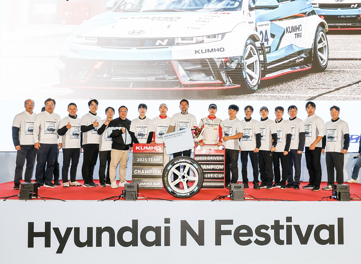 ▲ 2025 현대N페스티벌 eN1클래스 ‘타이어-드라이버-팀 챔피언’ 3관왕 휩쓸어  ⓒ금호타이어