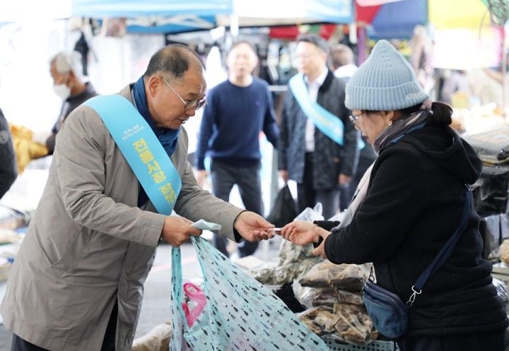 ▲이규현 의원 담양 전통시장 장보기 행사에 참여해 침체된 지역 상권에 활력을 불어넣었다.
