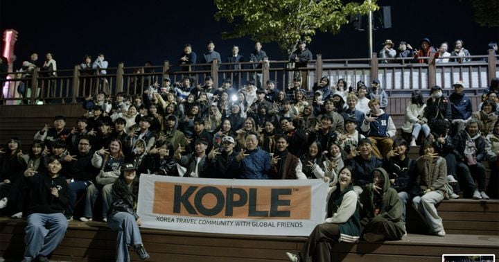 화순 꽃강길 음악분수를 감상하는 코플 관광객 ⓒ화순군