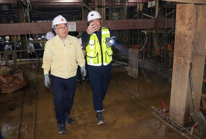 ▲강기정 광주광역시장이 30일 민간전문가들로 구성된 긴급안전점검단과 최근 기록적인 폭우로 침수 피해를 입은 도시철도2호선 백운광장 지하 건설현장을 찾아 피해 복구 상황을 살피는 등 긴급 안전점검을 실시했다.