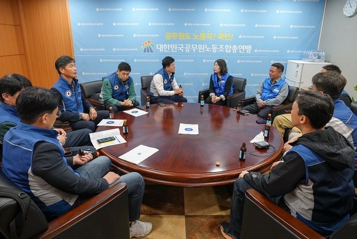 ▲지난 4월 17일(목) 석현정 공노총 위원장이 경찰직협 관계자들과 경찰노조 추진에 대한 협력 방안에 대해 논의했다. ⓒ공무원노동조합총연맹