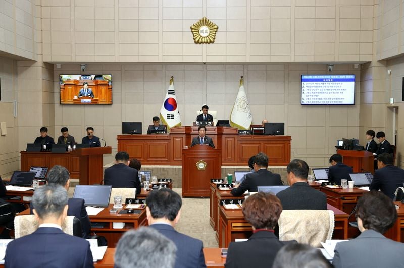 공영민 고흥군수가 시정연설을 통해 2026년 군정 방향을 발표했다. 우주·드론·스마트팜 중심 미래 전략산업을 강화하고, 교통·에너지·관광·복지 분야를 전면 재편해 ‘2030 인구 10만 고흥’ 기반을 구축하겠다는 계획이다.