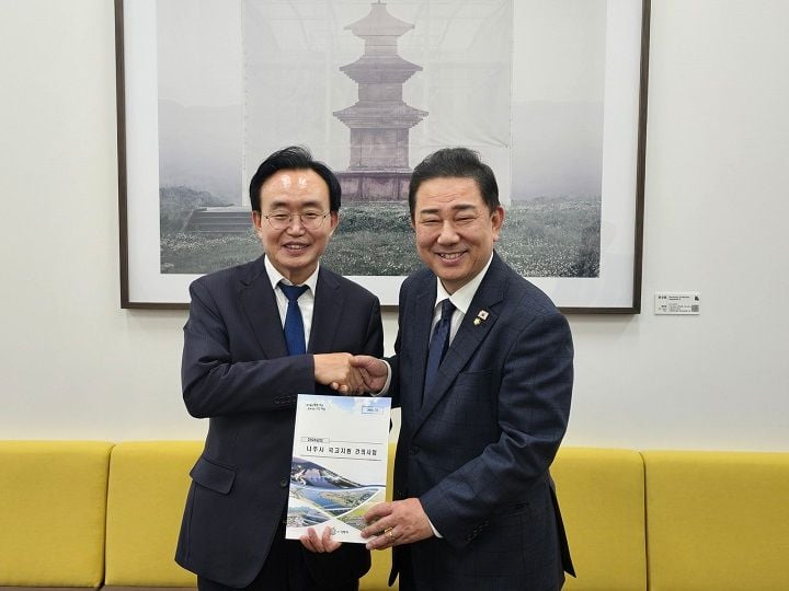 윤병태 나주시장(왼쪽)이 지난 24일 김병기 더불어민주당 원내대표(오른쪽)와 면담을 갖고 2026년 국고 지원 사업 설명하고 지원을 요청했다   ⓒ신안소방서