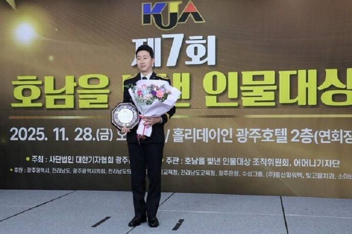 해남소방서 이재웅 소방위가 ‘2025년 호남을 빛낸 인물대상’에서 사회부문 모범소방대상을 수상했다. 투철한 사명감과 현장 중심 리더십으로 국민 안전을 지켜온 공로가 높이 평가됐다.