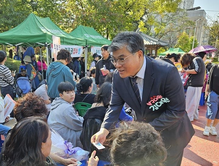 김대원 더민주광주북구혁신회의 상임대표가 도시정책 전문가로서 교통·주차·정주환경 개선 등 현장 중심의 체감형 변화 전략을 제시했다.북구주민행사장에서 소통하는 김대원