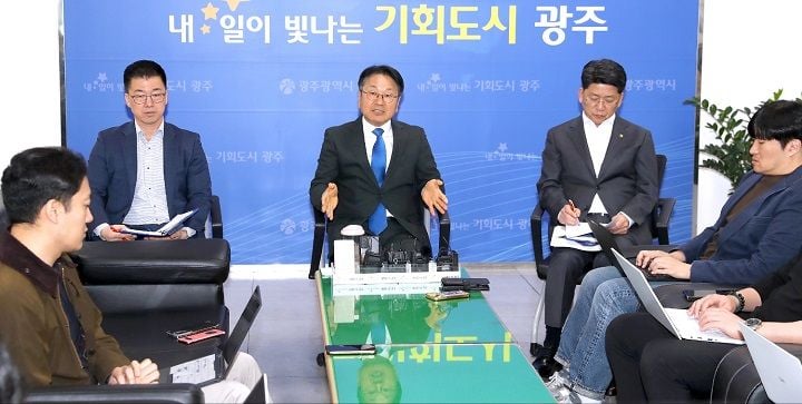 강기정 시장은 1일 ‘민주주의 주간’을 선포하고 오월정신 계승 및 AI 중심 미래 전략을 제시했다.