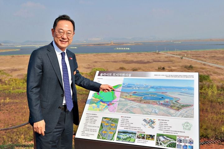 솔라시도 기업도시 현장점검에 나선 명현관 군수 ⓒ해남군