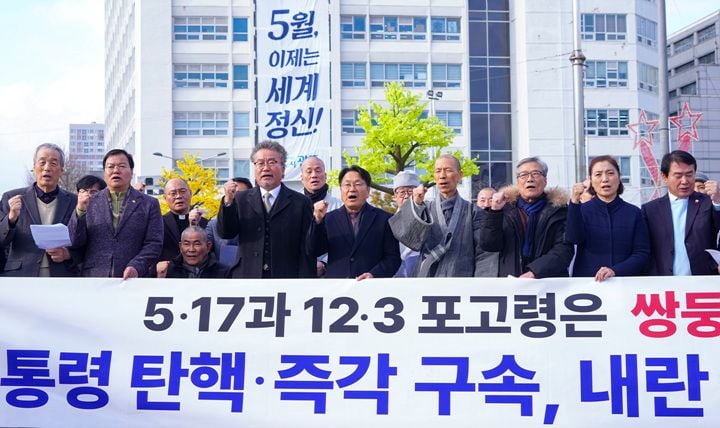지난해 12월 9일  5·18민주광장에서 대통령 탄핵과 내란 책임자 처벌을 촉구하는 성명서 발표 ⓒ광주광역시