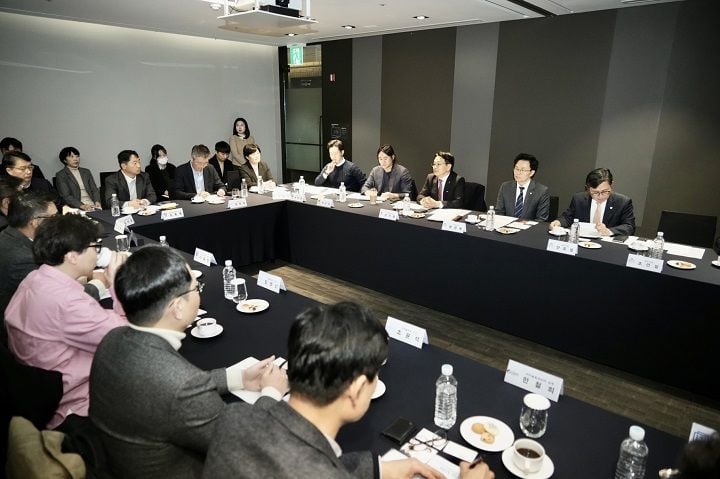 강기정 광주시장이 2일 오후 서울 글래드 여의도 호텔에서 열린 '국가 NPU 컴퓨팅센터 광주 설립을 위한 AI반도체 혁신전략협의회'에 참석해 국산 인공지능반도체(NPU) 실증·확산을 위한 거점 구축 방향을 논의하고 있다. /광주광역시 제공