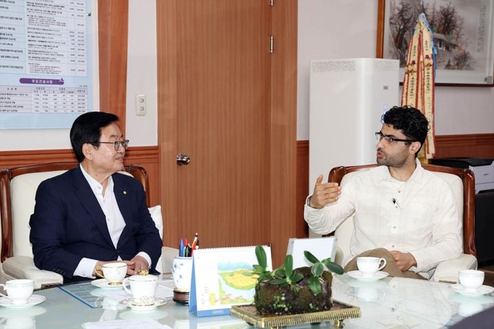 지난 9월 4일 대담을 하고 있는 알하산 야신 교수와 문인 북구청장 ⓒ광주북구