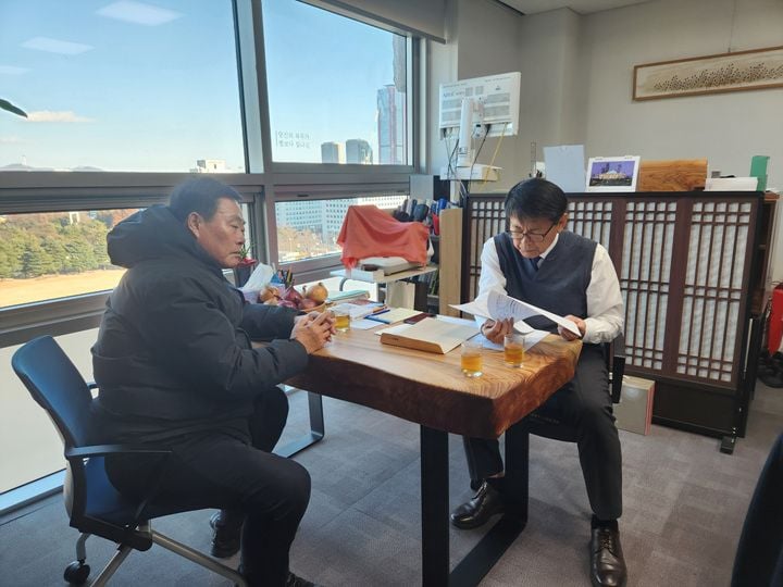 서삼석 국회의원실을 방문한 김산 군수 ⓒ무안군