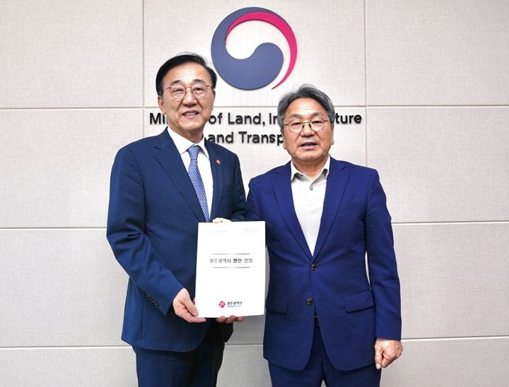 강기정 시장이 지난 10월 김윤덕 국토부 장관 만나 'KTX 호남선 공정운행' 등 주요 현안 논의 ⓒ광주광역시